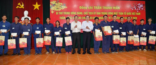 Bí thư Trung ương Đảng, Chủ tịch Ủy ban Trung ương Mặt trận Tổ quốc Việt Nam Trần Thanh Mẫn tặng quà cho công nhân lao động có hoàn cảnh khó khăn trên địa bàn tỉnh An Giang. (Nguồn: Báo An Giang)