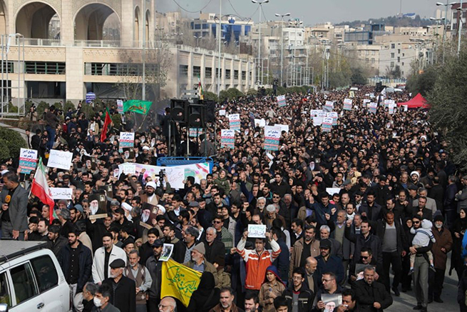 •        Người dân Tehran tuần hành phản đối vụ không kích của Mỹ. (Ảnh: AFP/Getty)