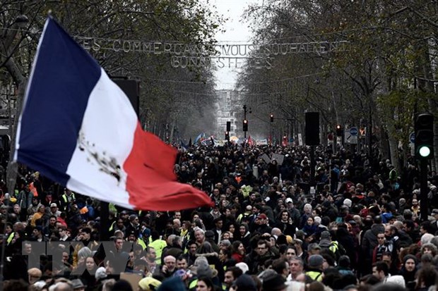 Người dân tham gia biểu tình phản đối kế hoạch cải cách chính sách hưu trí tại Paris, Pháp ngày 17/12/2019. (Nguồn: AFP/TTXVN)