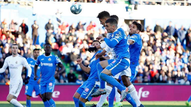 Varane rất hiệu quả ở những tình huống tham gia tấn công (Ảnh: Reuters).