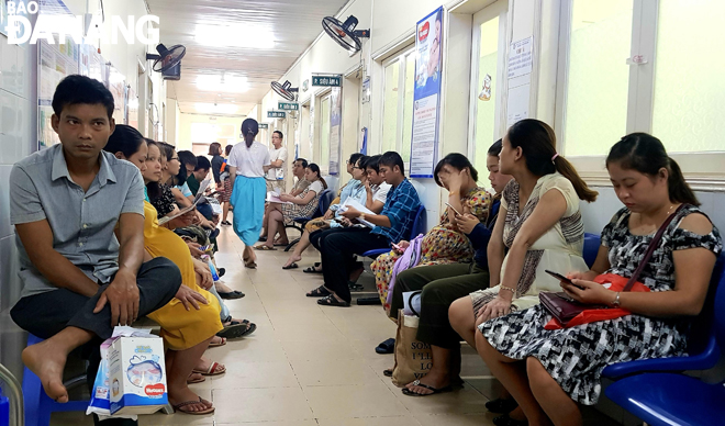 Người nhà và sản phụ xếp hàng chờ khám bệnh tại Bệnh viện Phụ sản-Nhi Đà Nẵng.