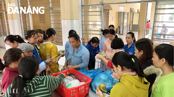 Đoàn phường Hòa Thuận Tây tặng các suất ăn tình thương tại Bệnh viện Tâm thần Đà Nẵng.