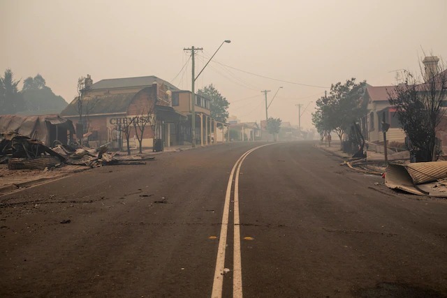 Những tòa nhà trên phố chính Main Street bị lửa thiêu rụi tại Cobargo, New South Wales ngày 1-1-2020. Ảnh: Sean Dave/AAP. 