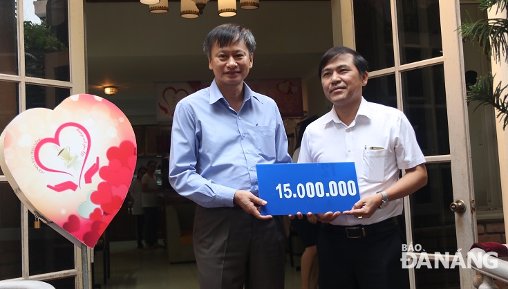 Mr Doan Ngoc Hung Anh, Chief of the Office of the municipal National Assembly - People’s Council - People’s Committee Secretariat, giving a donation to the programme  