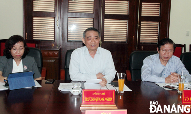 Bí thư Thành ủy Trương Quang Nghĩa (giữa) phát biểu tại buổi làm việc với Ban BVCSSK Trung ương. Ảnh: TRỌNG HÙNG