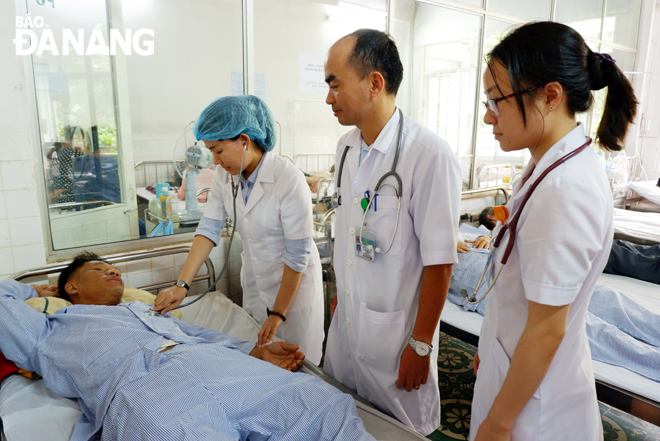 Nhiều cơ sở y tế đang thiếu hụt nhân lực, gây khó khăn trong công tác điều trị. Trong ảnh: Các bác sĩ trẻ vừa trúng tuyển tại Trung tâm Y tế quận Sơn Trà đang được hướng dẫn khám, điều trị cho bệnh nhân.