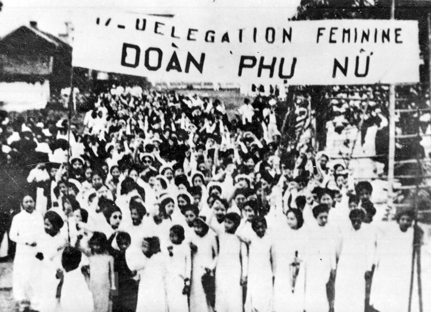 Phụ nữ Hà Nội tham gia mít tinh mừng ngày Quốc tế Lao động tại Khu Đấu xảo (tháng 5/1938) do Mặt trận Dân chủ Đông Dương tổ chức, trong Cao trào cách mạng đòi dân sinh, dân chủ (1936-1939). (Ảnh: TTXVN