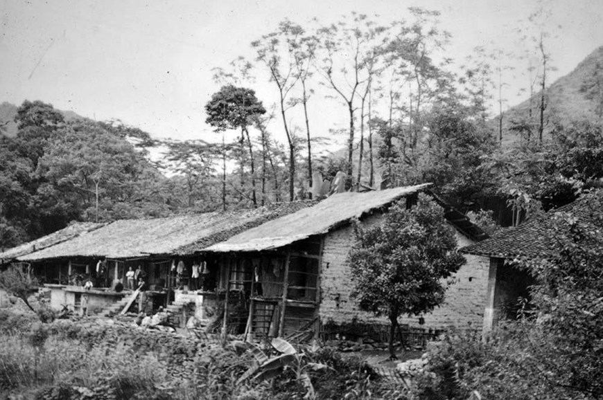 Nhà của ông Hứa Gia Khởi, làng Nặm Quang (Trung Quốc), nơi Bác Hồ đã ở trong thời gian mở lớp huấn luyện chính trị cho các cán bộ Việt Nam (12/1940).(Ảnh: TTXVN)