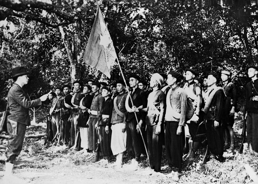  Ngày 22/12/1944, Đội Việt Nam Tuyên truyền Giải phóng quân được thành lập tại khu rừng Trần Hưng Đạo ở châu Nguyên Bình, tỉnh Cao Bằng, do đồng chí Võ Nguyên Giáp chỉ huy, trực tiếp tham gia chiến đấu bên cạnh các cơ sở, lực lượng dân quân ở các địa phương, đóng vai trò nòng cốt, quyết định sự thành công của Cách mạng Tháng Tám. (Ảnh: TTXVN)