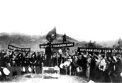  Nhân dân huyện Ba Tơ tham gia đánh chiếm đồn Ba Tơ ngày 11/3/1945. (Ảnh: TTXVN)