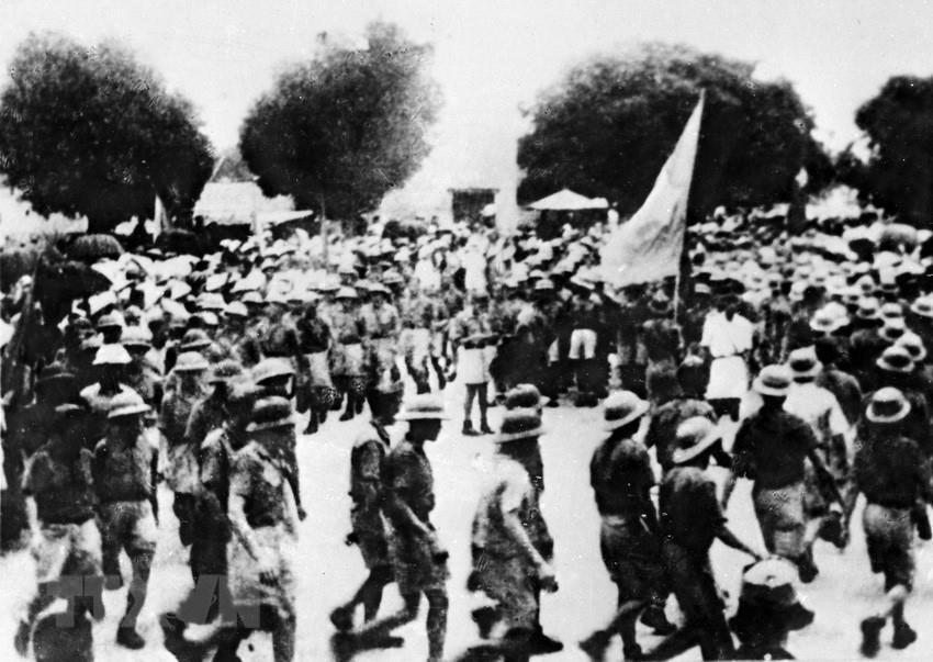  Ngày 14/8/1945, đội du kích Ba Tơ tiến về thị xã Quảng Ngãi, cùng nhân dân khởi nghĩa giành chính quyền. (Ảnh: TTXVN)