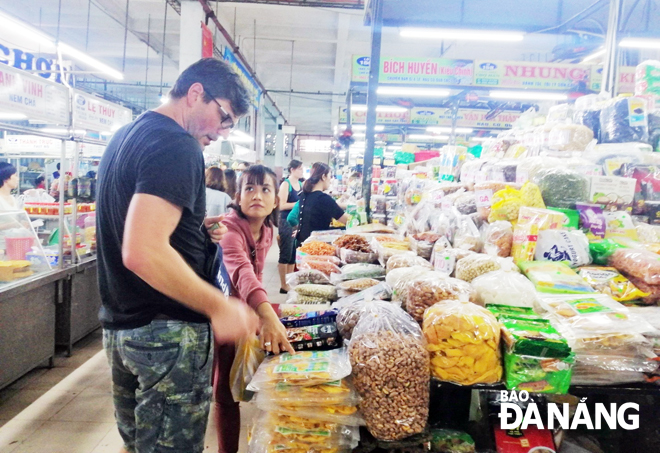 A foreign visitor shopping at the Han Market