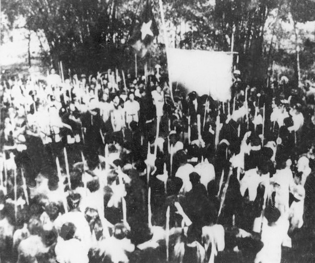  Nhân dân Sài Gòn với tầm vông nhọn tham gia Tổng khởi nghĩa giành chính quyền, ngày 25/8/1945. (Ảnh: TTXVN)