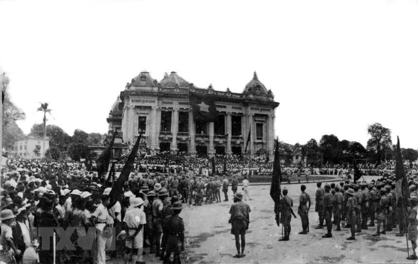  Ngày 19/8/1945, cả Thủ đô ngập tràn cờ đỏ sao vàng. Hàng chục vạn người dân ở Hà Nội và các tỉnh lân cận theo các ngả đường kéo về quảng trường Nhà hát lớn Hà Nội dự cuộc mít tinh lớn chưa từng có của quần chúng cách mạng, hưởng ứng cuộc Tổng khởi nghĩa giành chính quyền. (Ảnh: TTXVN)