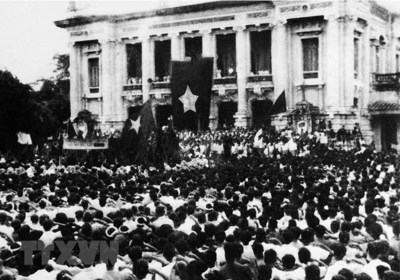  Ngày 19/8/1945, cả Thủ đô ngập tràn cờ đỏ sao vàng. Hàng chục vạn người dân ở Hà Nội và các tỉnh lân cận theo các ngả đường kéo về quảng trường Nhà hát lớn Hà Nội dự cuộc mít tinh lớn chưa từng có của quần chúng cách mạng, hưởng ứng cuộc Tổng khởi nghĩa giành chính quyền. (Ảnh: TTXVN)