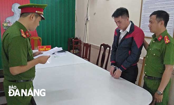 Cơ quan Cảnh sát điều tra tống đạt quyết định bắt tạm giam 4 tháng đối với Vũ Xuân Ngữ.