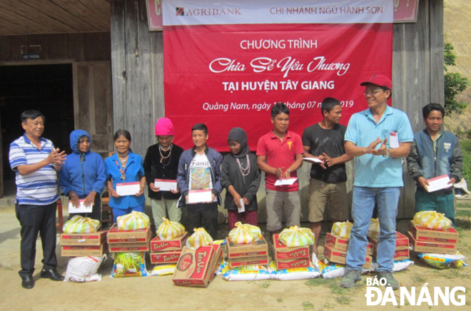 Chi bộ Ngân hàng Nông nghiệp và Phát triển nông thôn Chi nhánh Ngũ Hành Sơn tặng quà cho người dân huyện Tây Giang, tỉnh Quảng Nam.