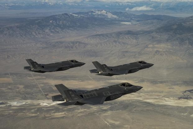 Các máy bay F-35 bay trên không phận UAE. (Nguồn: AW)