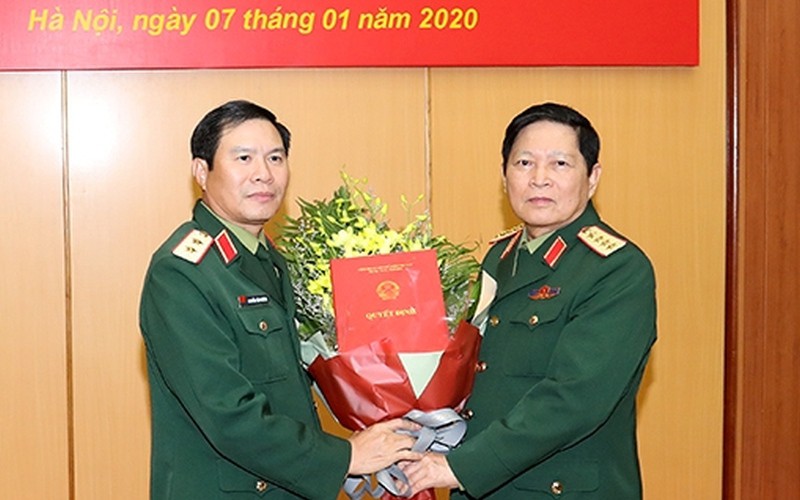 Đại tướng Ngô Xuân Lịch trao quyết định và chúc mừng Trung tướng Nguyễn Tân Cương.
