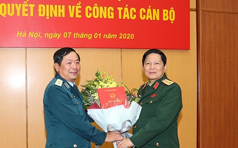 Đại tướng Ngô Xuân Lịch trao quyết định và chúc mừng Trung tướng Lê Huy Vịnh.