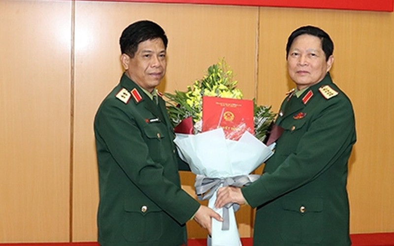 Đại tướng Ngô Xuân Lịch trao quyết định và chúc mừng Trung tướng Nguyễn Văn Nghĩa.