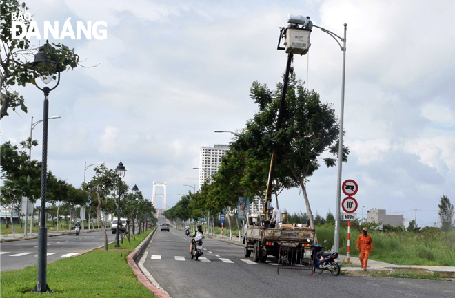 Công ty CP Chiếu sáng công cộng Đà Nẵng đã hoàn thành sửa chữa, bảo dưỡng, bảo đảm vận hành hệ thống điện chiếu sáng trong dịp Tết. Ảnh: HOÀNG HIỆP