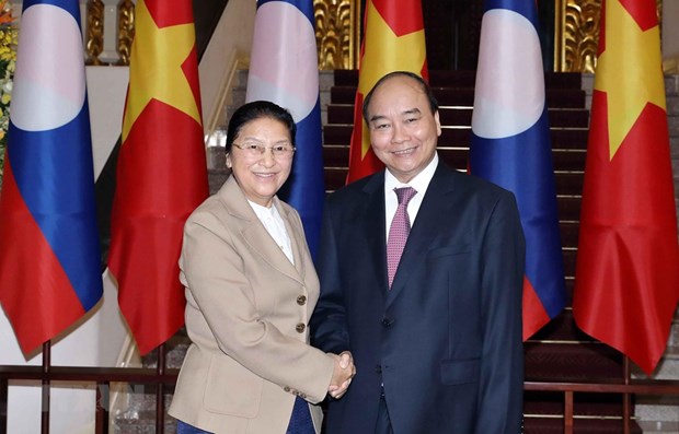 Prime Minister Nguyen Xuan Phuc (R) and Chairwoman of the Lao National Assembly Pany Yathotou (Photo: VNA)