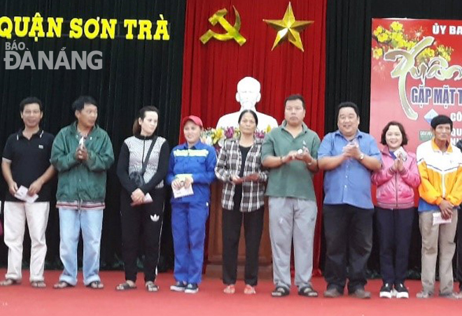 Ủy ban MTTQ Việt Nam quận Sơn Trà trao quà Tết Canh Tý 2020 cho hộ nghèo của quận.