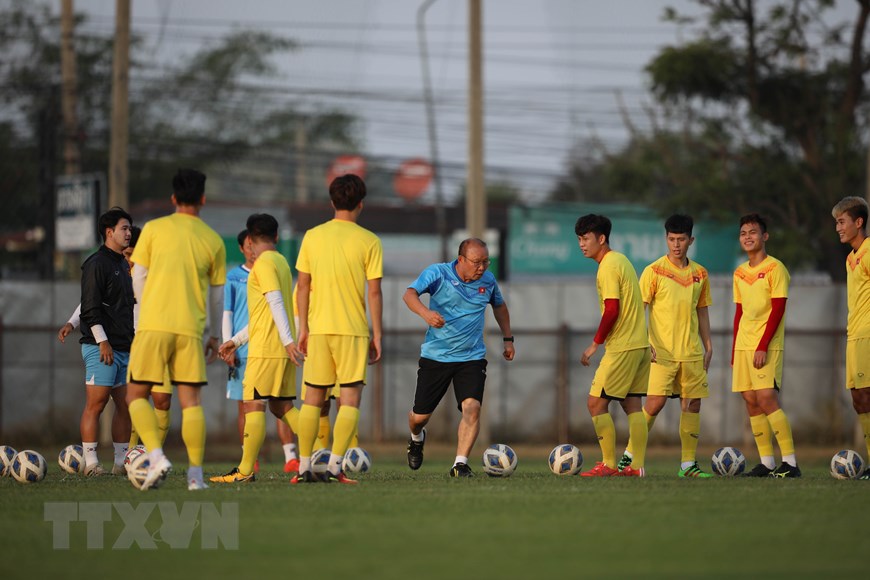  Huấn luyện viên Park Hang-seo và các cầu thủ U23 Việt Nam. (Ảnh: Hoàng Linh/TTXVN)