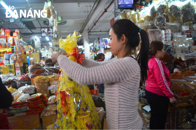 Shoppers buy Tet gift baskets at a local market