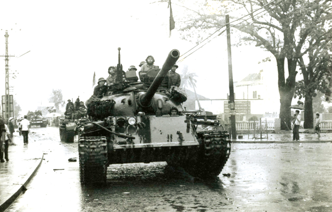 Bộ binh và xe tăng quân giải phóng tiến vào giải phóng Đà Nẵng. Ảnh: TTXVN