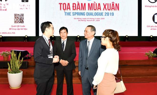 Bí thư Thành ủy Trương Quang Nghĩa (thứ hai, từ phải) trao đổi với một số doanh nghiệp, nhà đầu tư  bên lề Tọa đàm mùa Xuân 2019 diễn ra vào tháng 3-2019. Ảnh: ĐẶNG NỞ