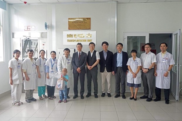 Các y bác sỹ và bệnh nhi ca ghép tế bào gốc đầu tiên tại Miền Trung-Tây Nguyên. (Ảnh: TTXVN)