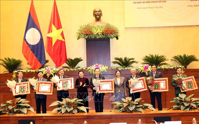 Chủ tịch Quốc hội Nguyễn Thị Kim Ngân và Chủ tịch Quốc hội Lào Pany Yathotou trao Huân chương Tự do hạng Nhất cho các Phó Chủ tịch Quốc hội Uông Chu Lưu, Phùng Quốc Hiển và lãnh đạo các cơ quan của Quốc hội. Ảnh: Trọng Đức/TTXVN