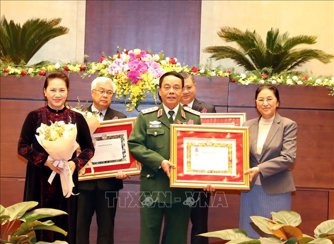 Chủ tịch Quốc hội Nguyễn Thị Kim Ngân và Chủ tịch Quốc hội Lào Pany Yathotounh trao Huân chương Tự do hạng Nhì cho các cá nhân. Ảnh: Trọng Đức/TTXVN