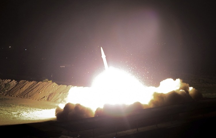 Hình ảnh tên lửa rời bệ phóng được Iran công bố sáng 8/1. Ảnh:  Fars News.