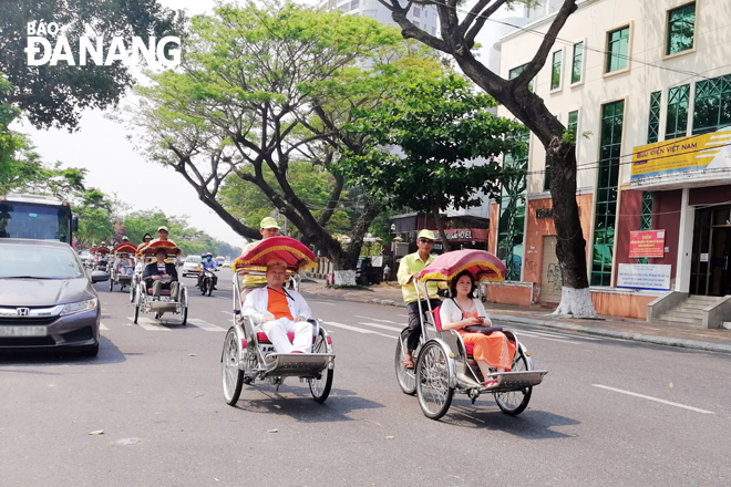 Cơ sở hạ tầng lưu trú bảo đảm dịch vụ tiện ích đã mang lại sự hài lòng cho du khách khi đến Đà Nẵng.  Trong ảnh: Du khách quốc tế tham quan Đà Nẵng bằng xích lô.        				Ảnh: THU HÀ
