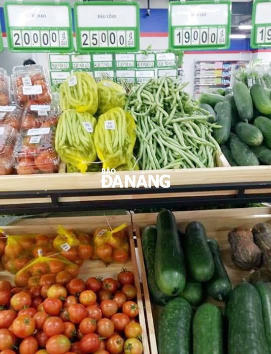 Sản phẩm rau, củ sạch của Hợp tác xã rau sạch Túy Loan được bày bán tại Trung tâm thương mại Hòa Thọ (đường Ông Ích Đường).		     ảnh: HOÀNG LINH