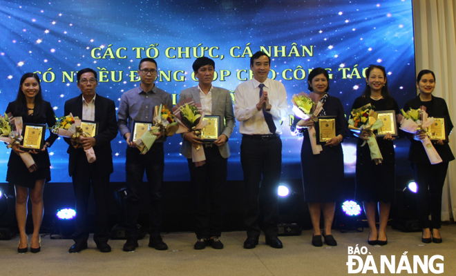 Phó Chủ tịch UBND thành phố Lê Trung Chinh (thứ tư, từ phải sang) trao bảng “Tấm lòng vàng” cho các tổ chức, cá nhân.