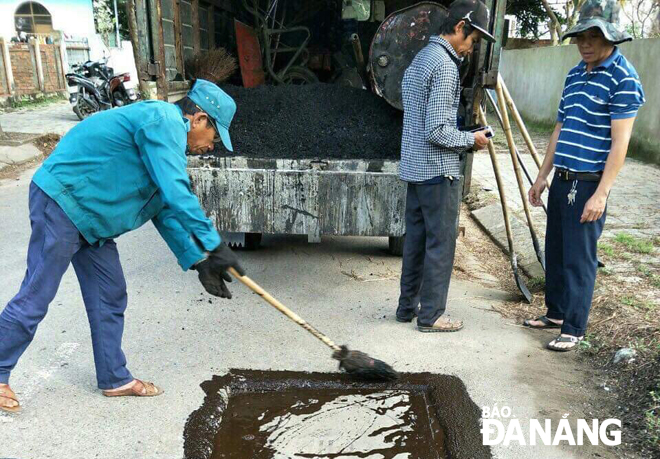 Công nhân sửa chữa các vị trí hư hỏng trên đường Ngô Xuân Thu.