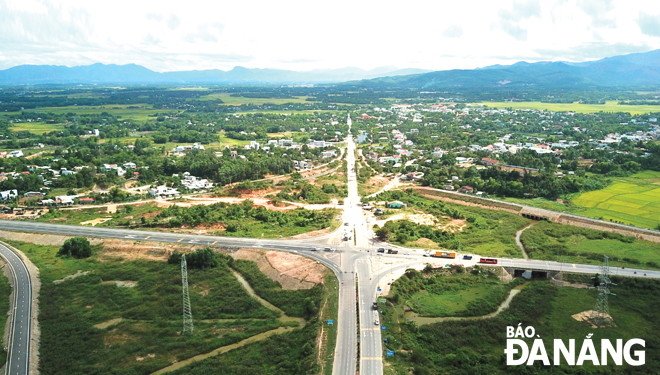 Cao tốc La Sơn-Túy Loan tạo ra sự liên kết phát triển vùng và các khu đô thị phía tây thành phố Đà Nẵng. Ảnh: TRIỆU TÙNG