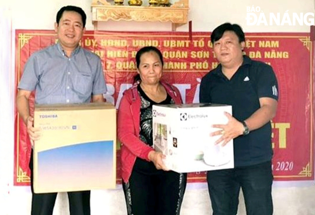 Gia đình bà Phạm Thị Hương nhận nhà đại đoàn kết và một số vật dụng hỗ trợ trước thềm năm mới. 	Ảnh: T.Y