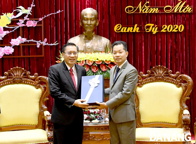 Deputy Secretary Nguyen Van Quang (right) and his counterpart Phoxay Xaynhasone