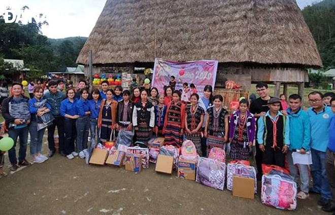 Đoàn từ thiện trao quà cho người dân thôn Pơr’ning. Ảnh: T.N