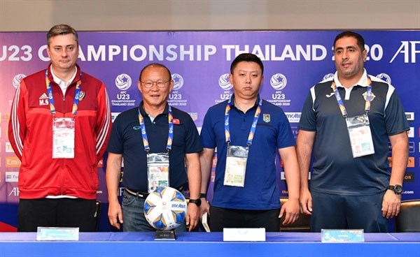 Viet Nam’s coach Park Hang-seo (second left) and coaches of Group D teams at the press conference in Thailand on January 9. (Photo vff.org.vn)