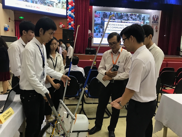 Students at the Can Tho University developed an automatic car spraying machine that increases productivity. It was displayed at the Engineering Projects in Community Service final showcase held on January 10.