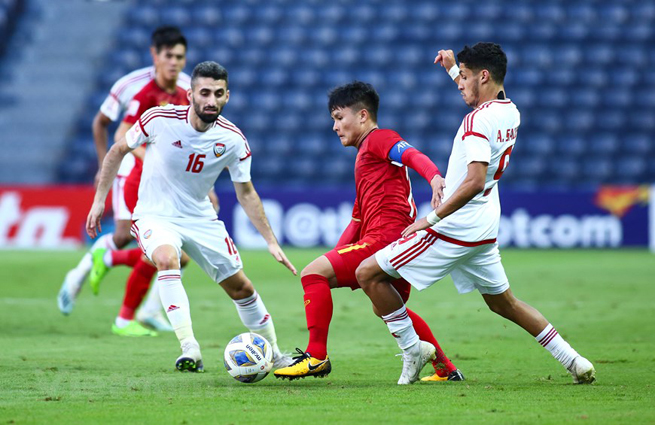•        U23 UAE nhận biết được tầm quan trọng của Quang Hải nên luôn cử ít nhất hai người theo kèm sát tiền vệ U23 Việt Nam. (Ảnh: Nguyên An/Vietnam+)