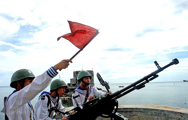 Lực lượng Hải quân tại quần đảo Trường Sa thường xuyên luyện tập, nâng cao cảnh giác, sẵn sàng chiến đấu bảo vệ chủ quyền biển đảo Tổ quốc. (Ảnh: TTXVN)