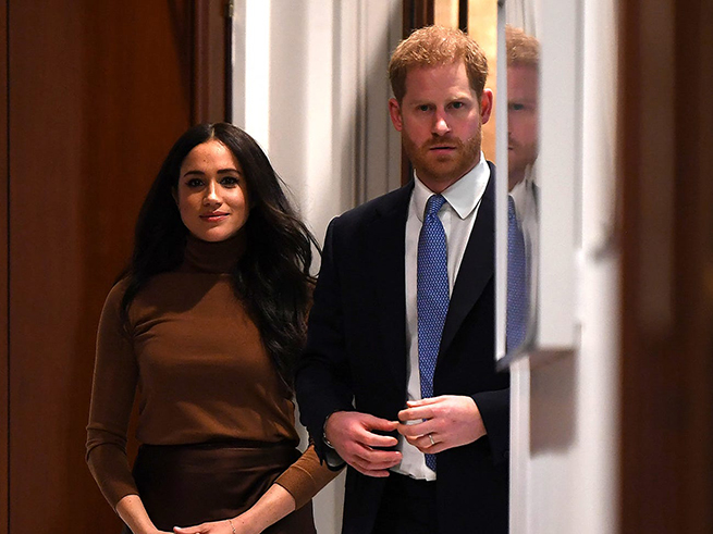 Cặp đôi thông báo sẽ từ bỏ tước hiệu hoàng gia và chuyển tới Bắc Mỹ sinh sống. Ảnh: Getty Images