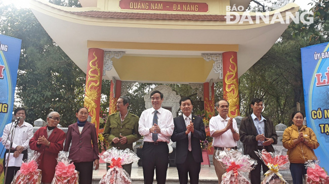 Đại diện lãnh đạo thành phố Đà Nẵng tặng quà cho 5 gia đình chính sách của tỉnh Quảng Trị